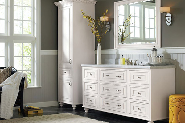 Maple-White_traditional_bathroom_cabinets_in_pure_white_finish